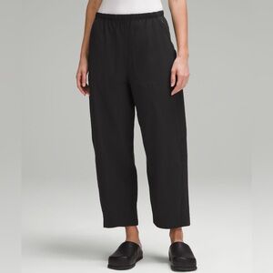 Lululemon Lightweight Mid-Rise Barrel-Leg Cropped Pant